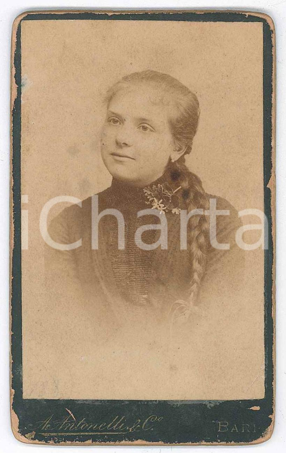 1890 ca BARI Ritratto di bambina con la treccia -  Foto A. ANTONELLI CDV Fotografia d'epoca, montata su cartoncino rigido.FOTOGRAFO: A. Antonelli - Bari, via Sparano 25 FAIR/discreto lievi rosure marginali Formato: 6x10 cm originale e autentica 1