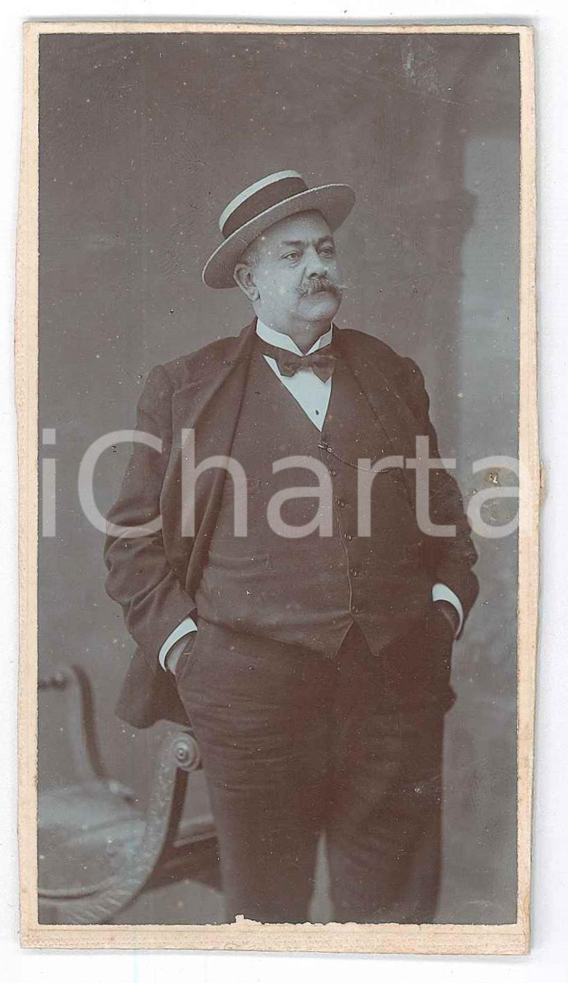 1905 ca BARI Ritratto maschile con cappello - Foto Angelo ANTONELLI 6x11 cm  Fotografia d'epoca, su cartoncino rigido.  POOR/danneggiato margini rifilati Formato: 8x14 cm originale e autentica 1