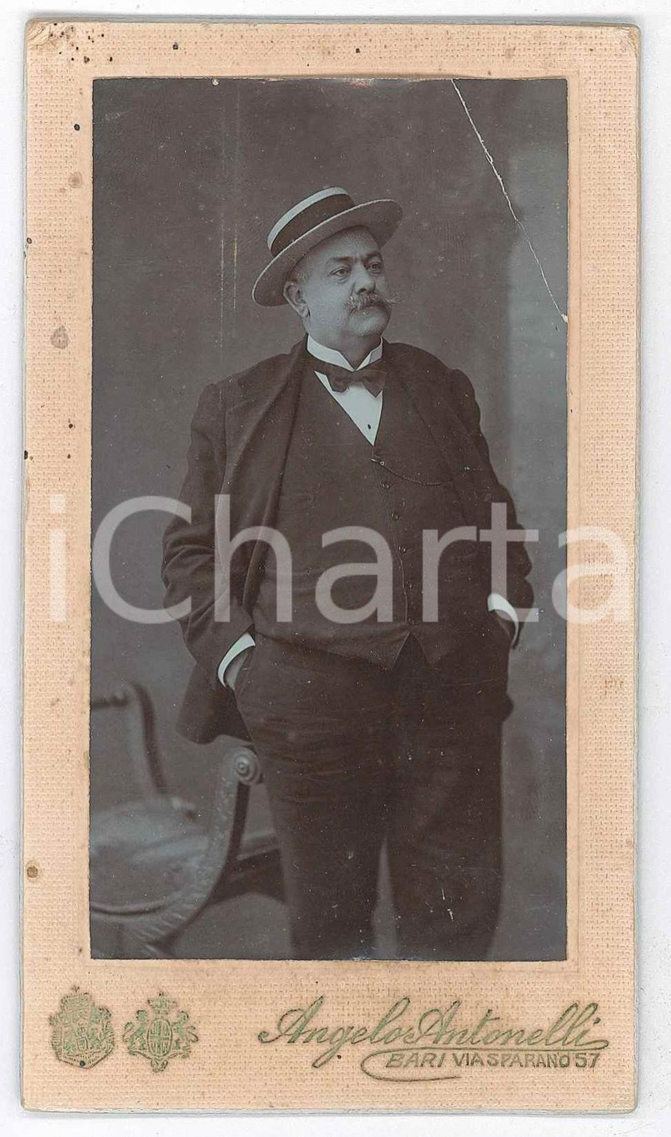 1905 ca BARI Ritratto maschile con cappello - Foto Angelo ANTONELLI 8x14 cm  Fotografia d'epoca, su cartoncino rigido.  POOR/danneggiato piegatura angolare; piccole macchie al cartoncino Formato: 8x14 cm originale e autentica 1