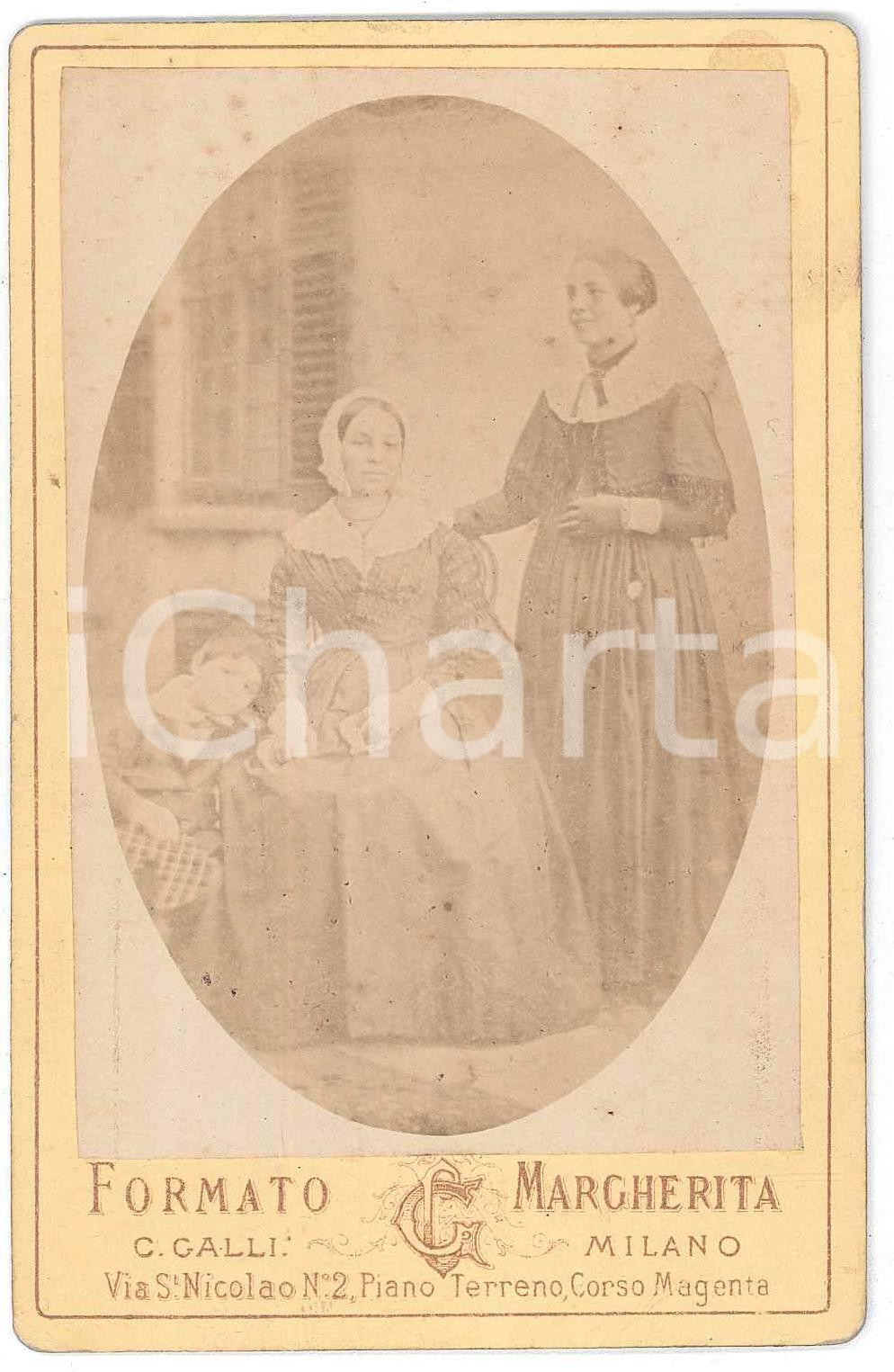 1900 ca MILANO Tre generazioni di milanesi - Foto C. GALLI Formato Margherita  Fotografia d'epoca, su cartoncino.FOTOGRAFO: Fotografia del Pittore C. Galli - Milano, Via San Nicolao 2 FAIR/discreto Lievi bruniture Formato: 8x12 cm originale e autentica 1