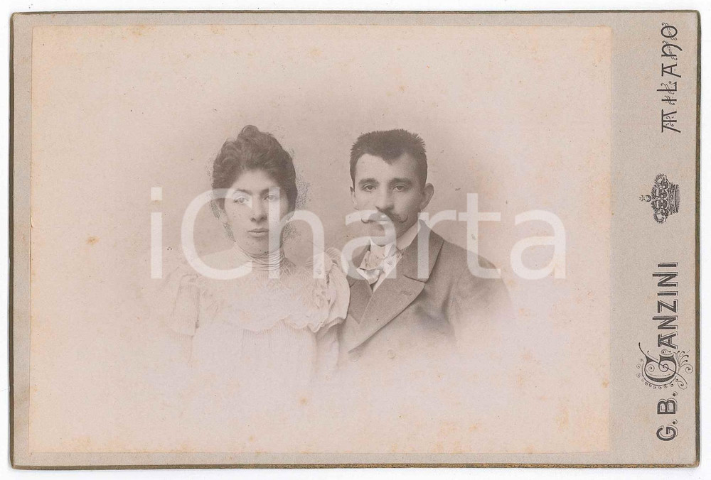 1900 ca MILANO Moglie e marito - Ritratto - Foto G. B. CANZINI 16x11 cm  Fotografia d'epoca, su cartoncino.FOTOGRAFO: Fotografia G. B. Canzini - Milano, Via Dante 12 GOOD/buono  Formato: 16x11 cm originale e autentica 1
