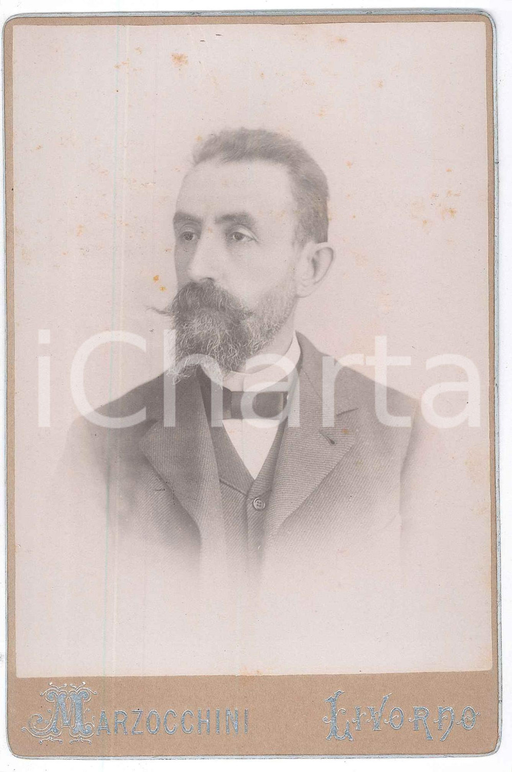 1890 ca LIVORNO Ritratto maschile - Stabilimento fotografico R. MARZOCCHINI  Fotografia d'epoca, su cartoncino.FOTOGRAFO: Stabilimento fotografico R. Marzocchini - Livorno, Via Vittorio Emanuale 7 FAIR/discreto Lievi bruniture Formato: 11x16 cm originale e autentica 1