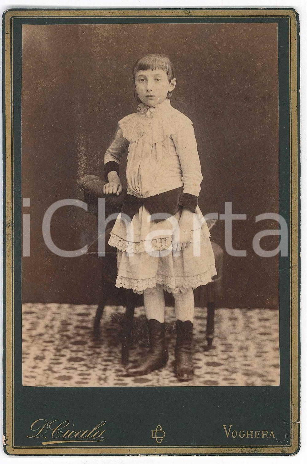 1890 ca VOGHERA Ritratto di un bambino - Foto Davide CICALA 11x16 cm  Fotografia d'epoca, su cartoncino.FOTOGRAFO: Fotografia Artistica Davide Cicala - Voghera FAIR/discreto Lievi smussature agli angoli Formato: 11x16 cm originale e autentica 1