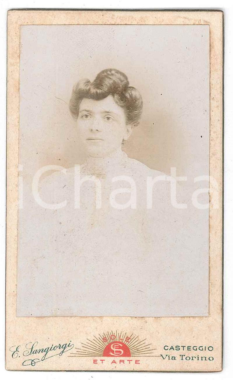 1900 ca CASTEGGIO (PV) Donna in abito bianco - Foto Ernesto SANGIORGI CDV Fotografia d'epoca, montata su cartoncino rigido. FAIR/discreto  Formato: 6x9 cm originale e autentica 1