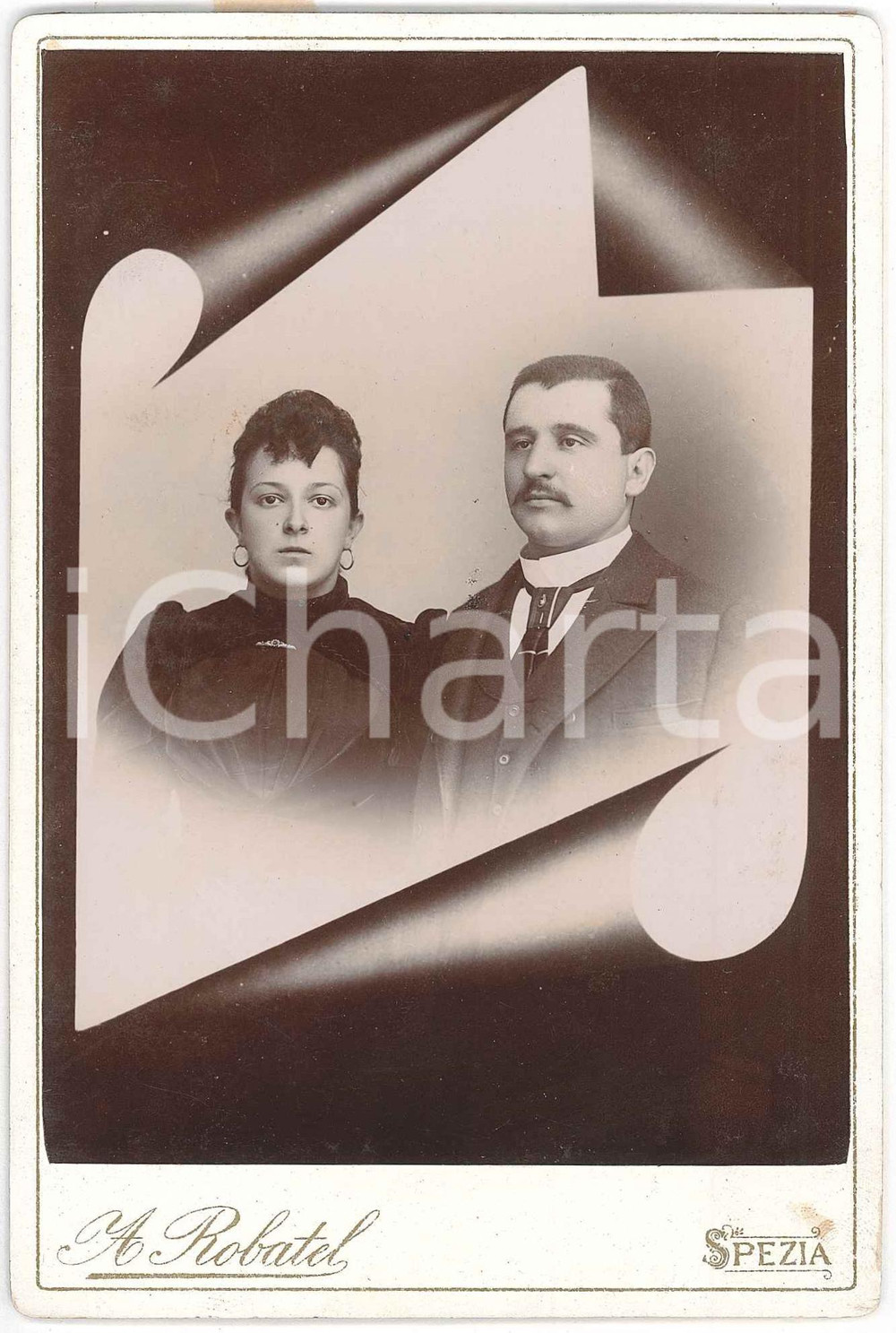1900 ca LA SPEZIA Ritratto di marito e moglie - Foto Alessio ROBATEL 11x16 cm  Fotografia d'epoca, su cartoncino.FOTOGRAFO: Fotografia F.lli Pfaff successore Alessio Robatel - La Spezia, Via del Prione e Via Quintino Sella 1 GOOD/buono  Formato: 11x16 cm originale e autentica 1