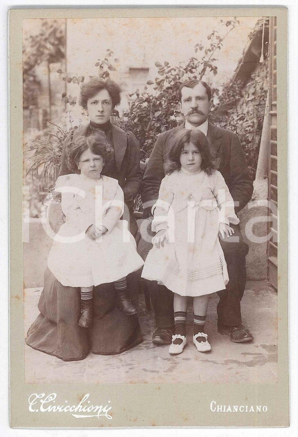 1890 ca CHIANCIANO Foto di famiglia - Fotografo T. CIVICCHIONI 11x16 cm  Fotografia d'epoca, su cartoncino.FOTOGRAFO: Pittore T. Civicchioni - Chianciano FAIR/discreto Lievi bruniture diffuse Formato: 11x16 cm originale e autentica 1
