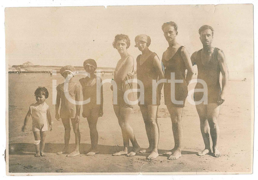 1920 ca SANREMO (IM) Bagnanti in riva al mare - Foto in scala 14x10 cm Fotografia d'epoca. FAIR/discreto millimetrici strappi marginali; residui cartacei al verso Formato: 14x10 cm originale e autentica 1