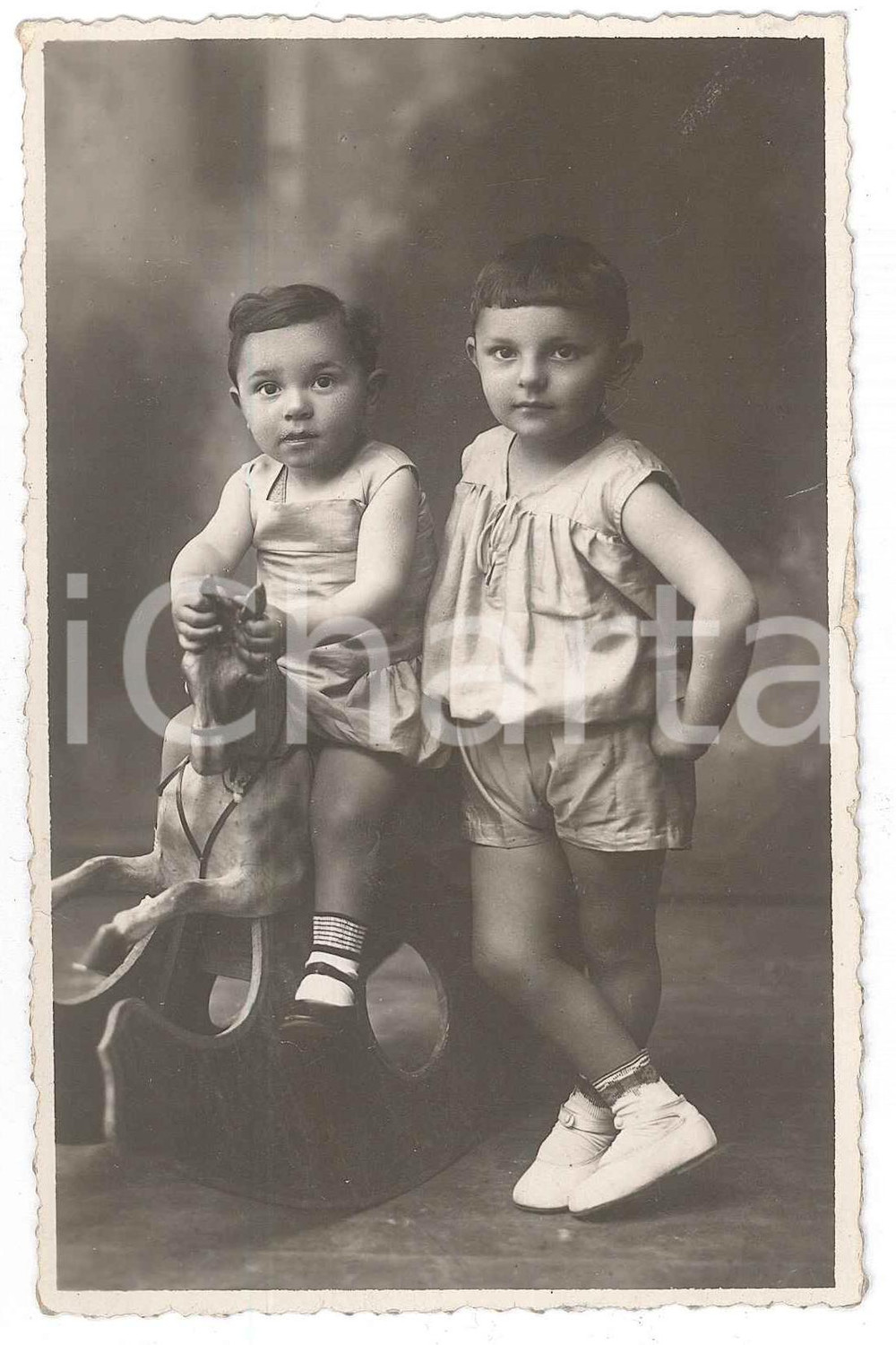1932 SESTO SAN GIOVANNI Bambini con cavallo a dondolo - Foto Settimio BIONDI  Fotografia d'epoca in formato cartolina postale. GOOD/buono Residui di colla e lieve abrasione al verso Formato: 9x14 cm originale e autentica 1