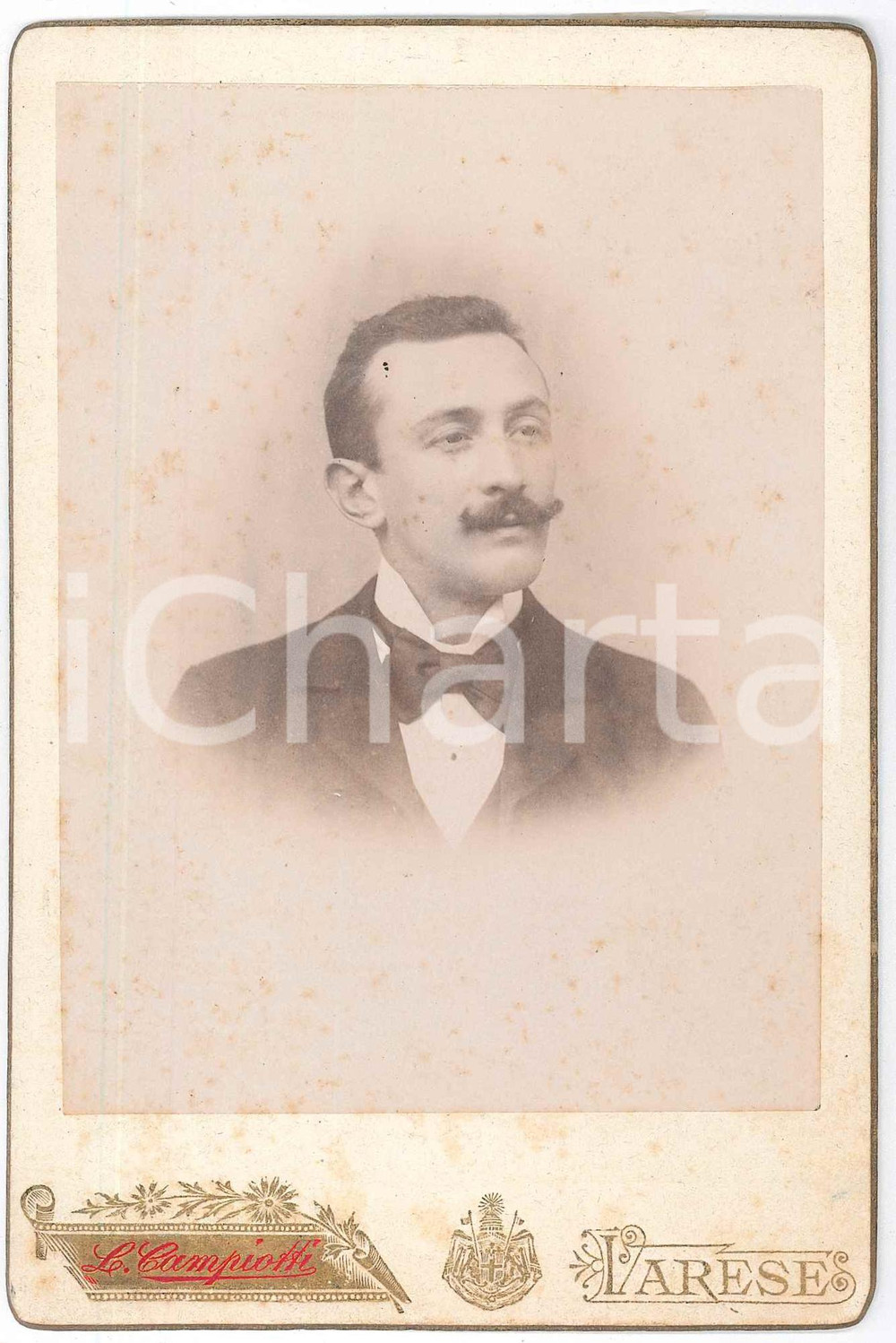 1890 ca VARESE Ritratto maschile - Fotografia varesina di Luigi CAMPIOTTI 11x16  Fotografia d'epoca, su cartoncino.FOTOGRAFO: Premiata Fotografia Varesina di Luigi Campiotti - Varese, Piazza del Mercato FAIR/discreto Residuo di incollatura al verso Formato: 11x16 cm originale e autentica 1