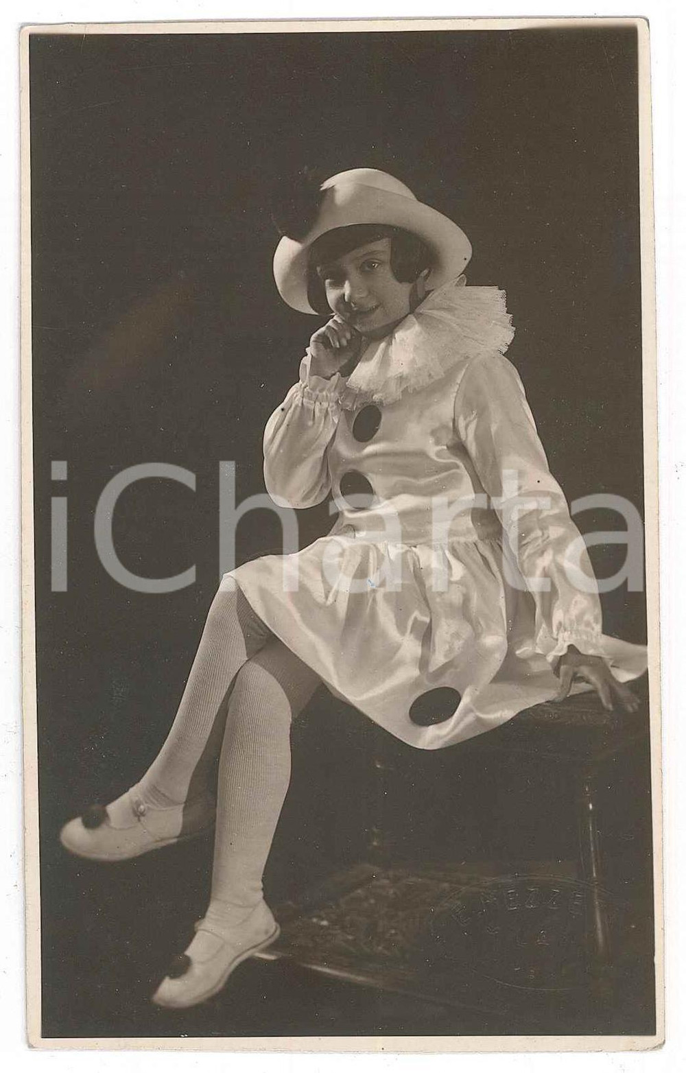 1920 ca MILANO - CARNEVALE Bambina vestita da Pierrot - Foto E. MEZZETTI 8x13 cm  Fotografia d'epoca in formato cartolina postale con timbro a secco del fotografo.FOTOGRAFIA: E. Mezzetti - Milano GOOD/buono  Formato: 8x13 cm originale e autentica 1