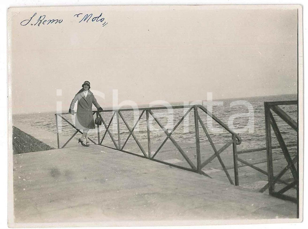 1920 ca SANREMO (IM) Donna sul molo - Foto COSTUME 10x8 cm Fotografia d'epoca. GOOD/buono  Formato: 10x8 cm originale e autentica 1