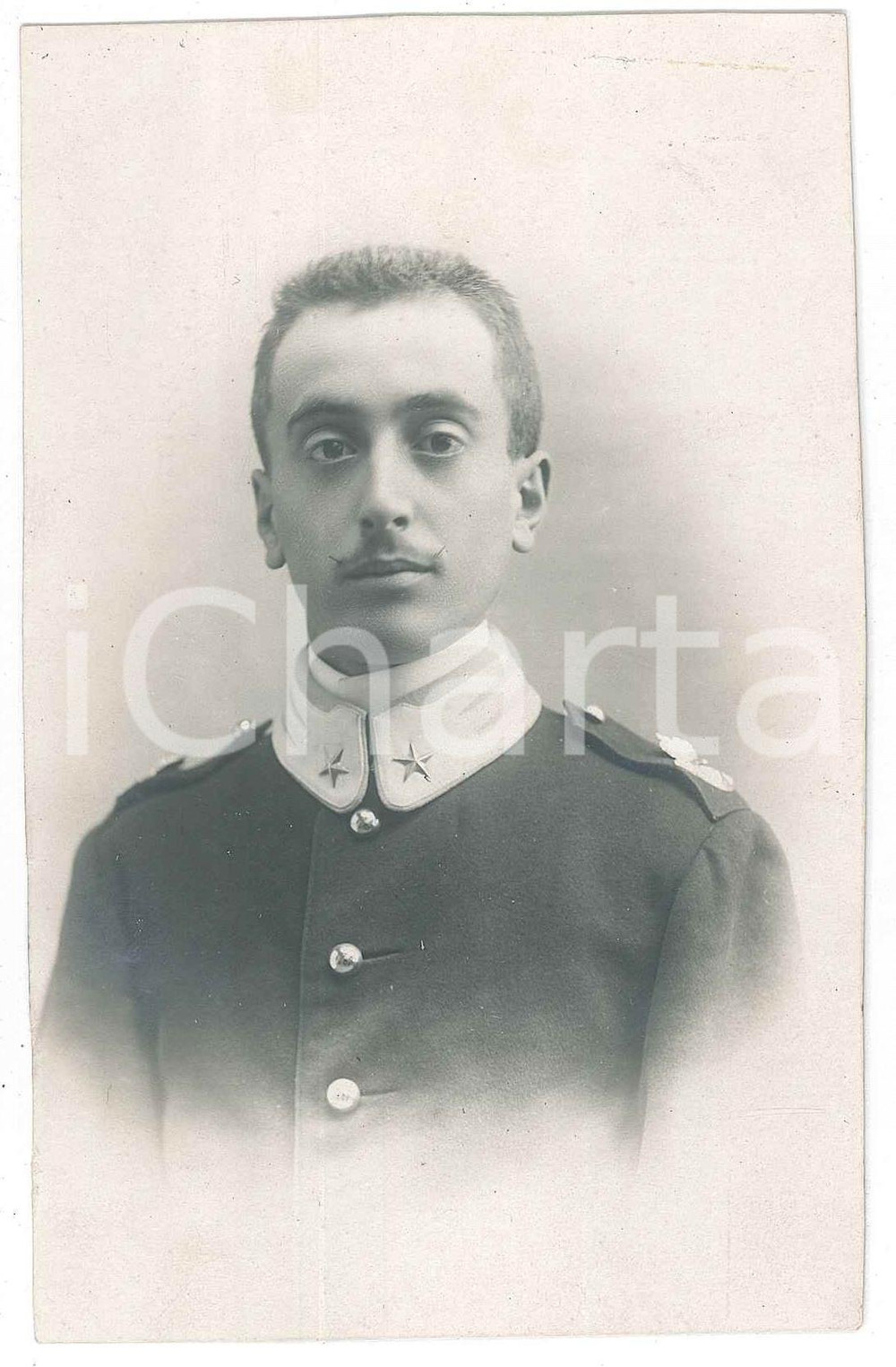 1920 ca ITALIA REGIO ESERCITO Ritratto di ufficiale - Foto 9x14 cm Fotografia d'epoca, in formato cartolina postale. FAIR/discreto minimo residuo di colla al lato superiore Formato: 14x9 cm originale e autentica 1