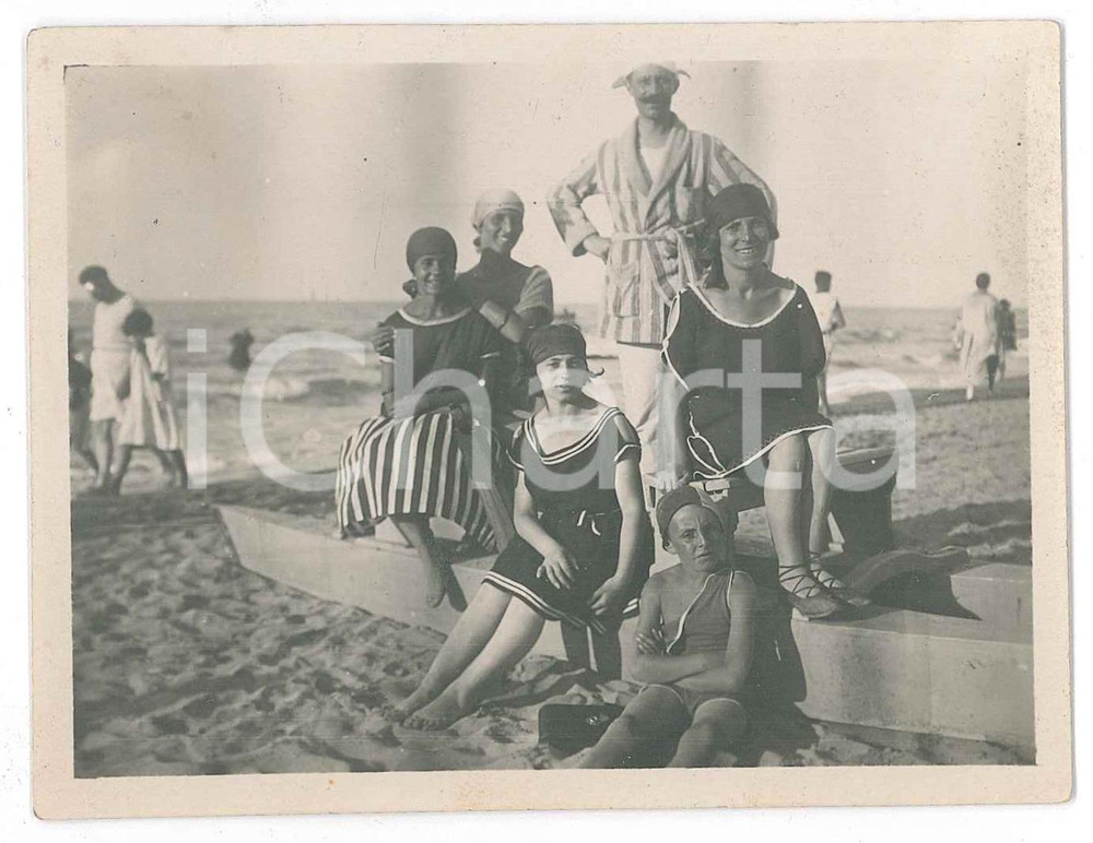 1920 ca SANREMO (IM) Bagnanti in riva al mare - Foto COSTUME 11x8 cm Fotografia d'epoca. GOOD/buono  Formato: 11x8 cm originale e autentica 1