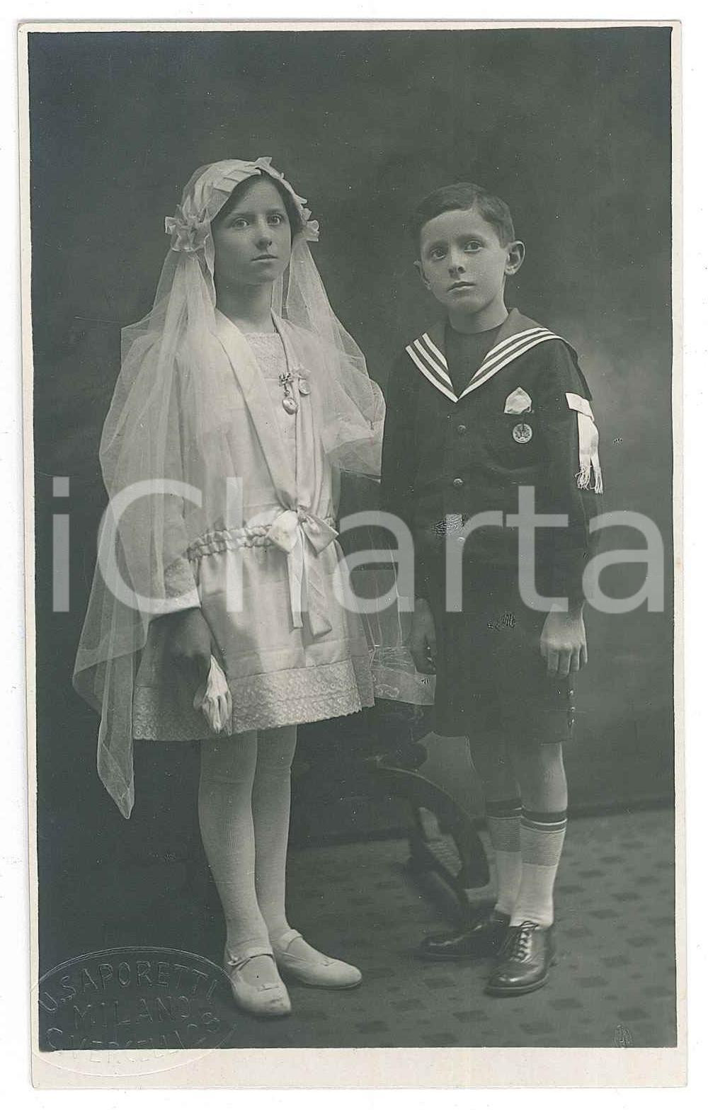 1927 MILANO Coppia di fratelli alla Prima Comunione - Foto SAPORETTI 8x13 cm Fotografia d'epoca, con dedica al verso alla madrina Elisa Bellosi.FOTOGRAFO: U. Saporetti - Milano GOOD/buono  Formato: 8x13 cm originale e autentica 1