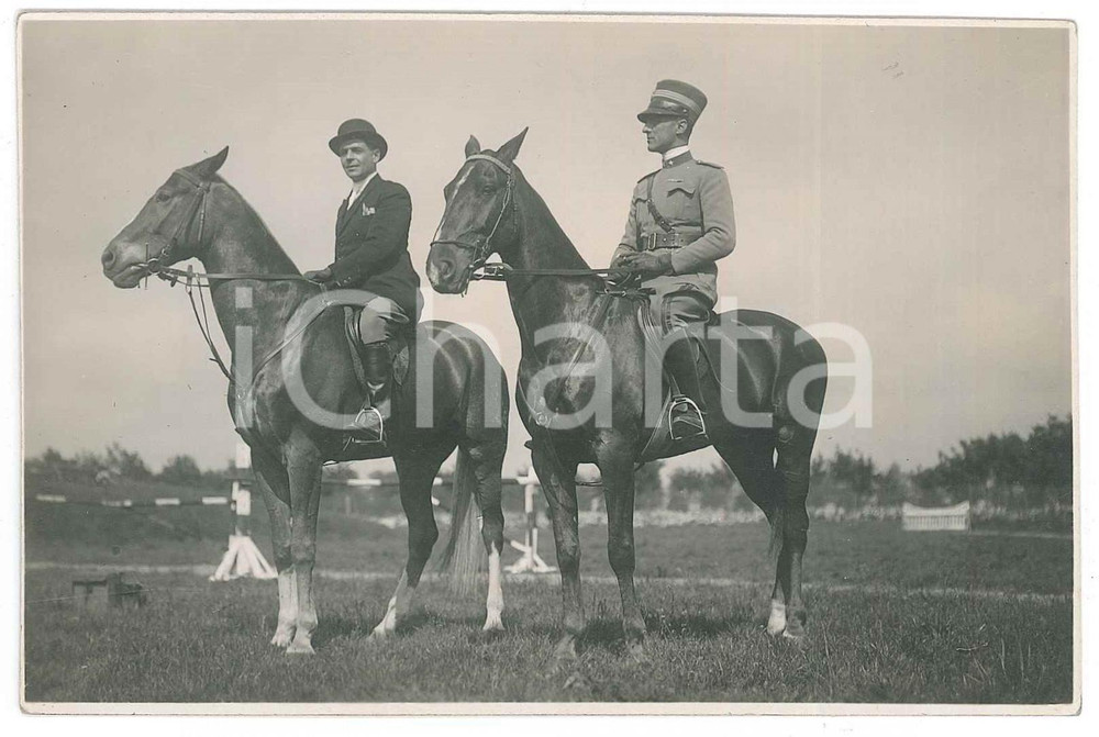 1926 Area TORINO - IPPICA - Ufficiale e borghese a cavallo *Foto FAGNANO 14x9 cm Fotografia d'epoca, in formato cartolina postale, con dedica al verso a firma Vinciguerra al cap. nob. Converso.FOTOGRAFO: G. Fagnano - Torino  GOOD/buono  Formato: 14x9 cm originale e autentica 1