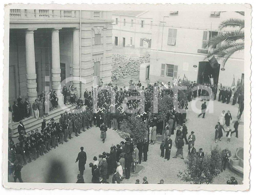 1935 ca ITALIA FASCISMO Funerali con parata in attesa di Mussolini - Foto 12x9  Fotografia d'epoca, con didascalia manoscritta al verso. GOOD/buono ma lievi increspature al lato superiore Formato: 12x9 cm originale e autentica 1