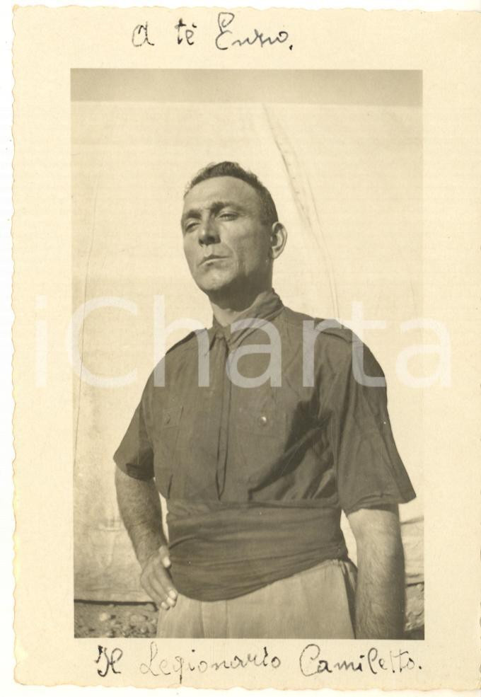 1940 ca AFRICA ORIENTALE ITALIANA Ritratto del legionario Camiletto - Foto 9x12  Fotografia d'epoca, con didascalia manoscritta al recto e al verso. FAIR/discreto piegatura angolare con piccola abrasione; difetto di stampa Formato: 8x12 cm originale e autentica 1