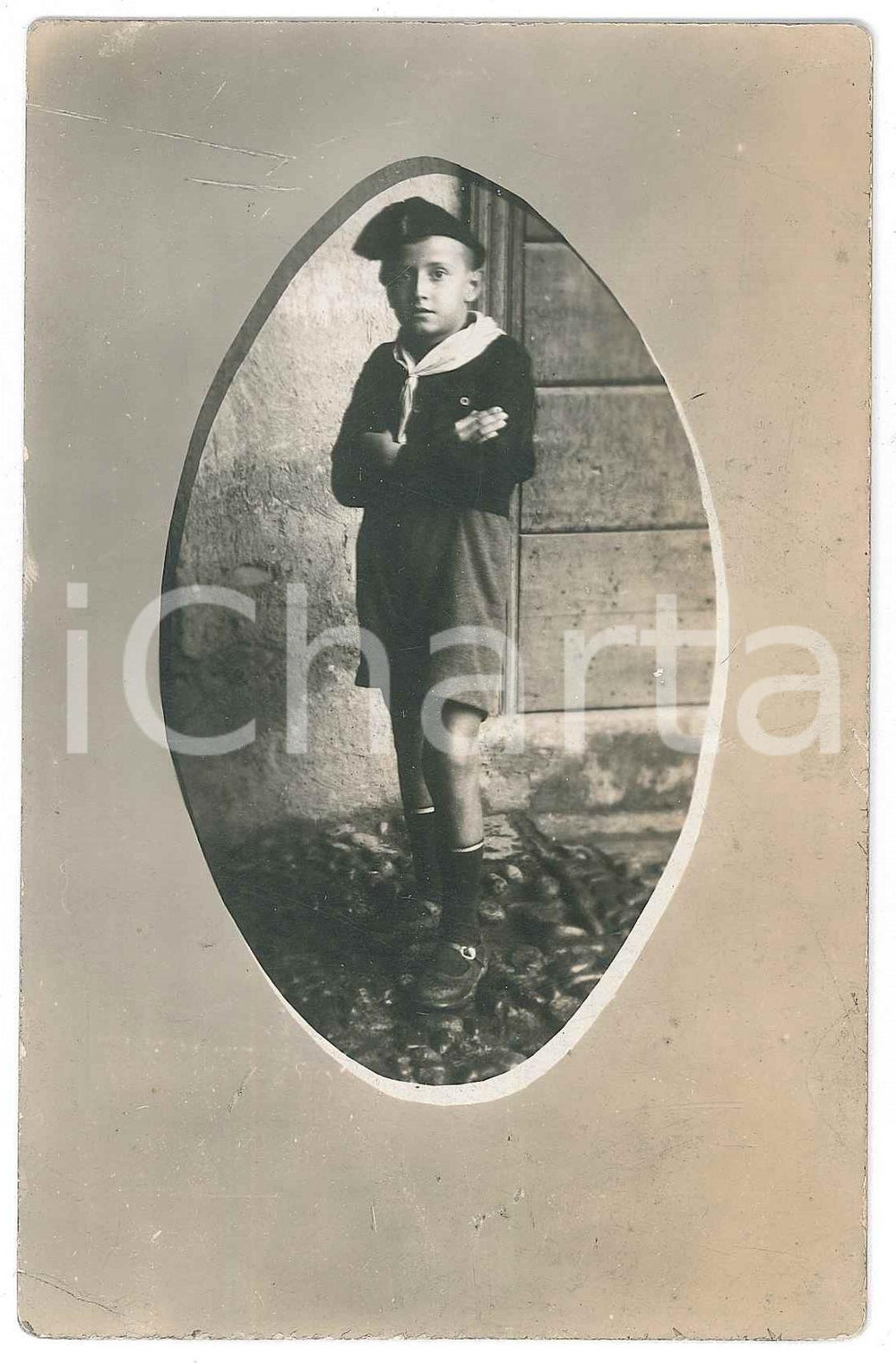 1930 ca ITALIA Bambino in divisa da balilla - Ritratto - Foto 9x14 cm Fotografia d'epoca, con dedica al verso di "Piero" ai nonni. FAIR/discreto piegatura angolare e difetti di stampa Formato: 9x14 cm originale e autentica 1