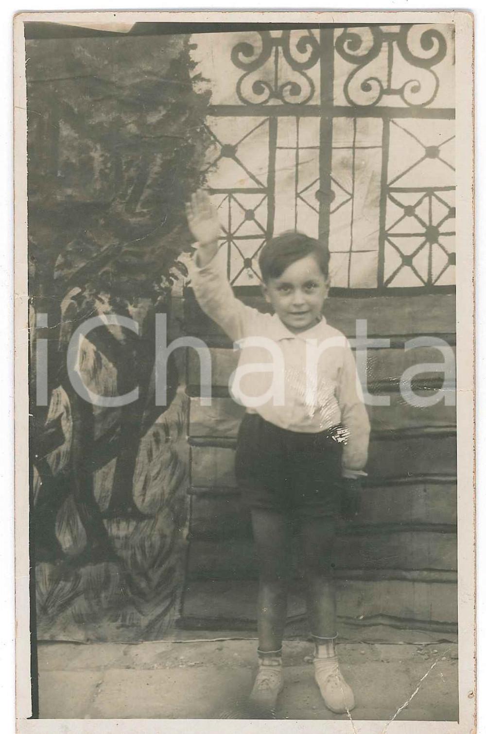 1930 ca ITALIA FASCISMO Ritratto di bambino - Saluto romano - Foto 9x14 cm Fotografia d'epoca, in formato cartolina postale. VERY POOR/gravemente danneggiato piegature evidenti e profonde Formato: 9x14 cm originale e autentica 1