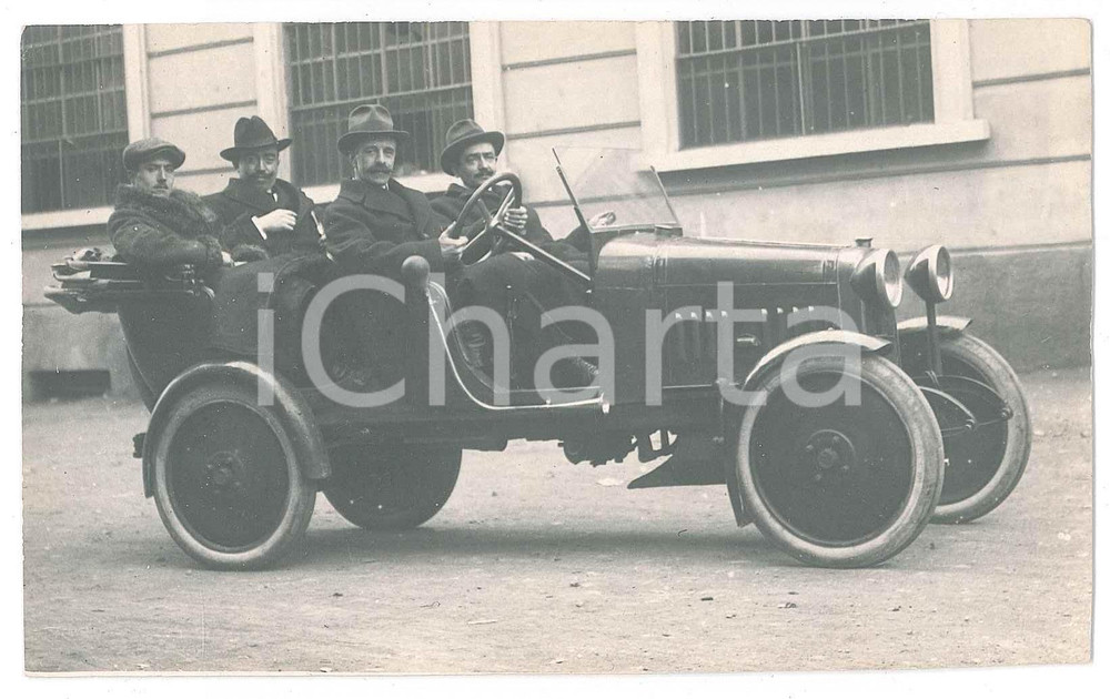 1910 ca ITALIA Uomini a bordo di un'automobile - Fotografia 13x8 cm  Fotografia d'epoca in formato cartolina postale. GOOD/buono  Formato: 13x8 cm originale e autentica 1