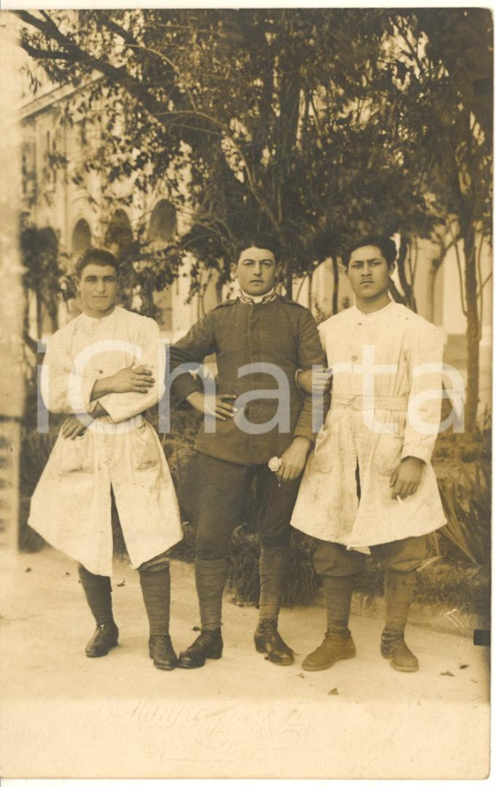 1915 ca WW1 NAPOLI Soldato con due medici militari - Foto MANFREDINO  Fotografia d'epoca, in formato cartolina postale.Timbro a secco del fotografo.FOTOGRAFO: E. Manfredini - Chiaia 138, Napoli GOOD/buono piccole increpature diffuse ai lati; piegature angolari e minime macchie Formato: 14x9 cm originale e autentica 1