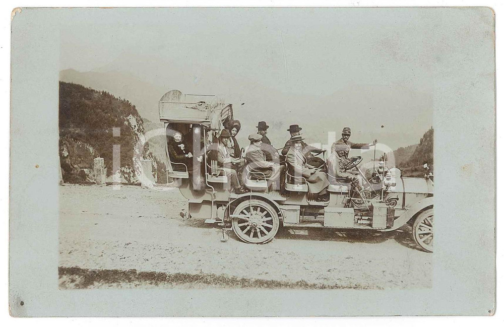 1910 ca ITALIA - LIGURIA (?) Turisti in visita con torpedone FIAT Foto 14x9 cm Fotografia d'epoca in formato cartolina postale, non viaggiata. FAIR/discreto Lievi smussature agli angoli Formato: 14x9 originale e autentica 1
