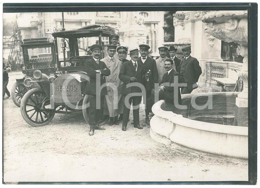 1910 ca ITALIA Autisti presso una fontana con le loro automobili - Foto 18x13 cm Fotografia d'epoca, con didascalia manoscritta al verso e timbro "La Motomeccanica - Milano". GOOD/buono ma piccolo foro di affissione Formato: 18x13 cm originale e autentica 1