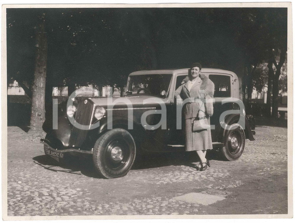 1930 ca TORINO Ritratto di donna con automobile - Foto 24x18 cm Fotografia d'epoca. GOOD/buono ma lievi increspature al lato superiore Formato: 24x18 cm originale e autentica 1