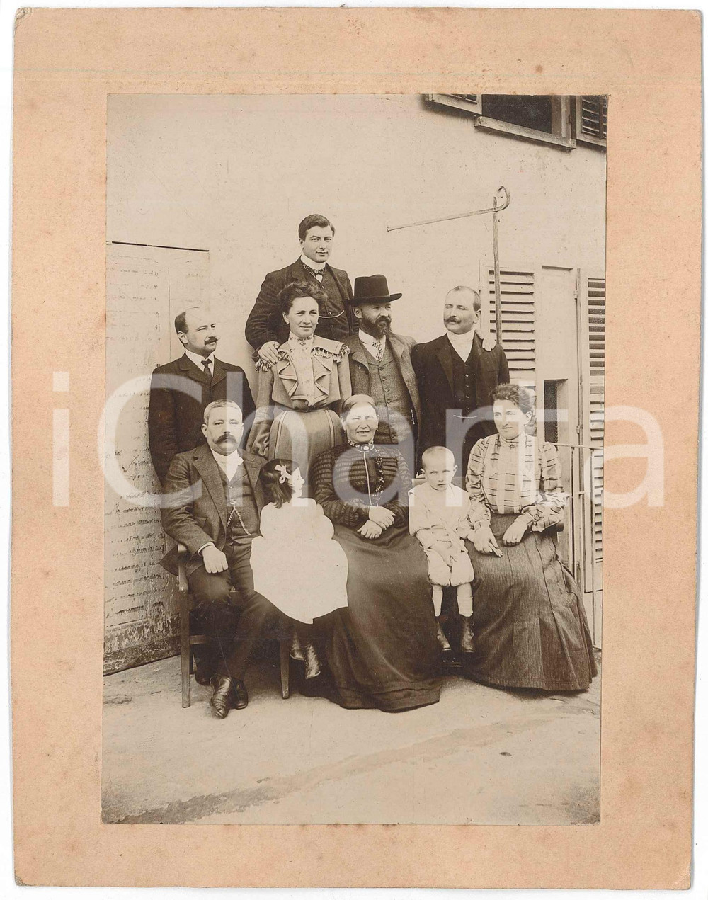 1900 ca s. l. LOMBARDIA (?) Famiglia in cortile - Ritratto - Foto VINTAGE 15x20 Fotografia d'epoca, su cartoncino rigido. GOOD/buono ma smussature angolari Formato: 15x20 cm originale e autentica 1
