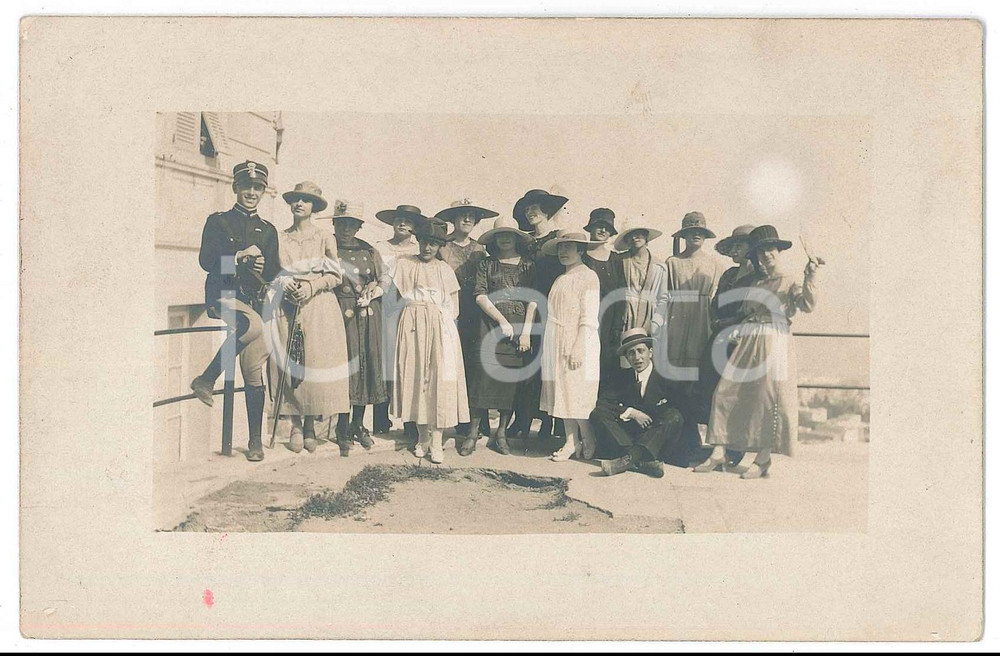 1920 ca ITALIA Gruppo di donne con militare e borghese - Ritratto 14x9 cm  Fotografia d'epoca, in formato cartolina postale. FAIR/discreto lievi piegature e piccola macchia Formato: 14x9 cm originale e autentica 1