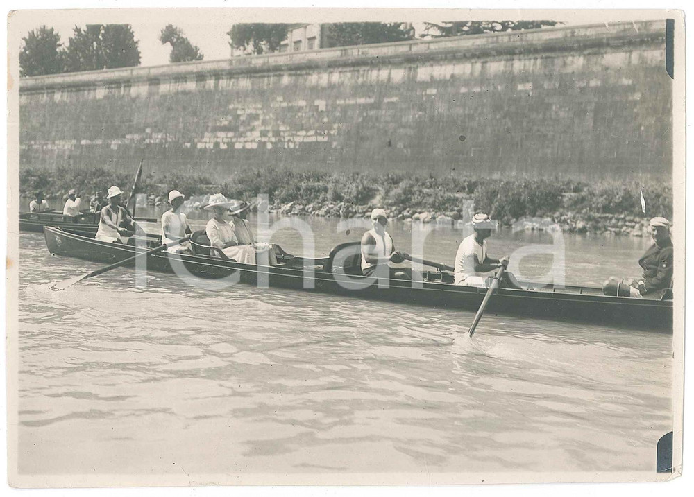 1910 ca ROMA Canottieri sul fiume Tevere con passeggeri - Foto VINTAGE 16x11 Fotografia d'epoca. FAIR/discreto piegature angolari e al lato destro, con minima abrasione Formato: 16x11 cm originale e autentica 1
