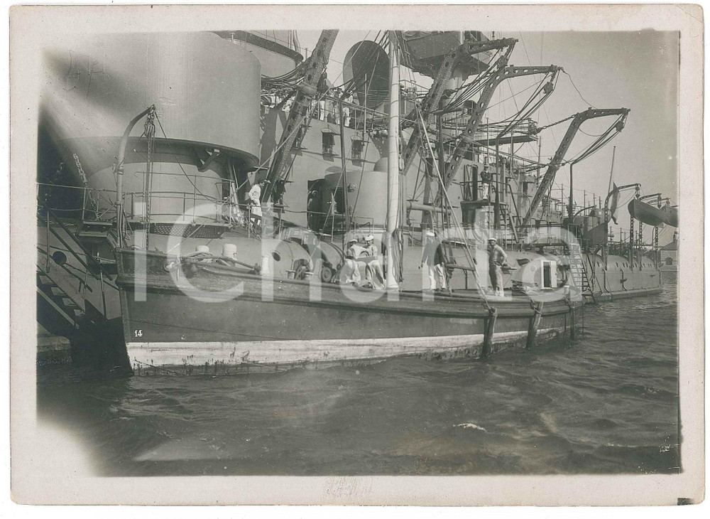 1911 TOULON (F) Débarquement de la poudre noire des cuirassés - Photo Fotografia d'epoca, con didascalia manoscritta al verso. FAIR/discreto piccole piegature angolari e residuo di gomma al verso Formato: 18x13 cm originale e autentica 1