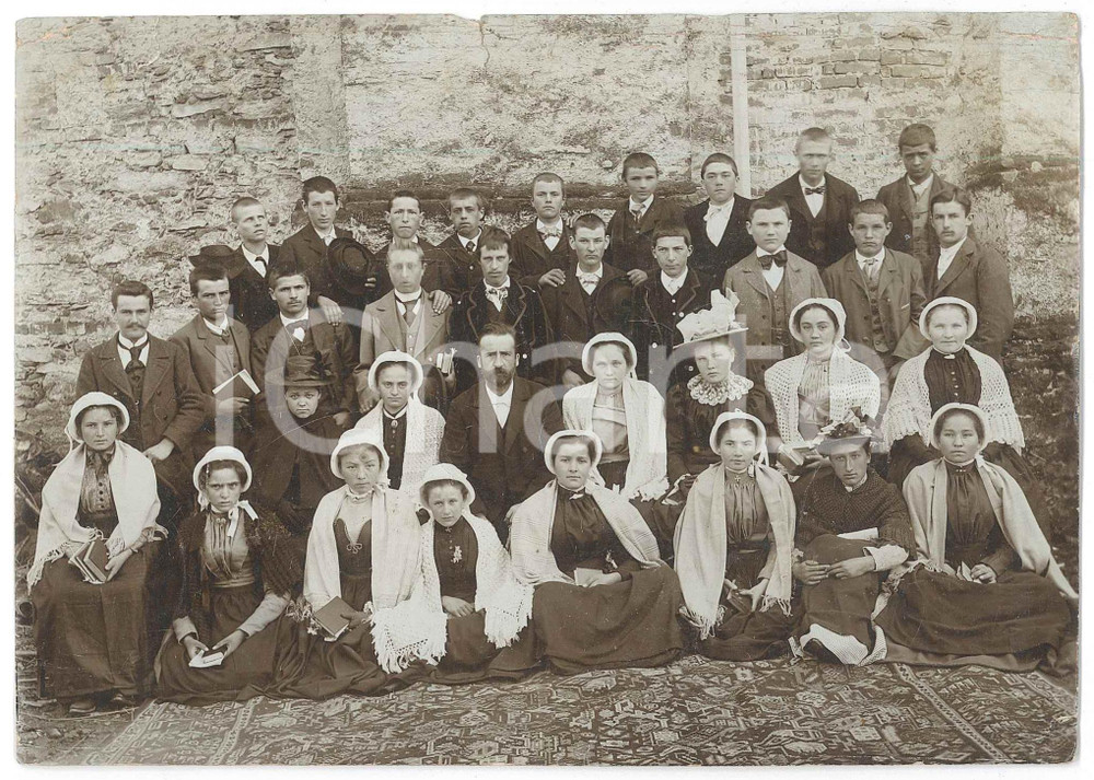 1900 ca ITALIA Istituto religioso - Gruppo di giovani ospiti *Foto VINTAGE 17x12 Fotografia d'epoca. VERY POOR/gravemente danneggiato piegature marginali e angolari, con piccoli strappi al lato superiore Formato: 17x12 cm originale e autentica 1