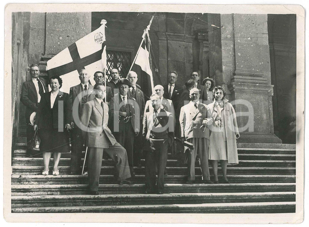 1948 ROMA - CAMPIDOGLIO - Visitatori sulla scalinata - Foto 18x13 cm Fotografia d'epoca, con didascalia manoscritta al verso. POOR/danneggiato piegature al lato superiore e agli angoli Formato: 18x13 cm originale e autentica 1