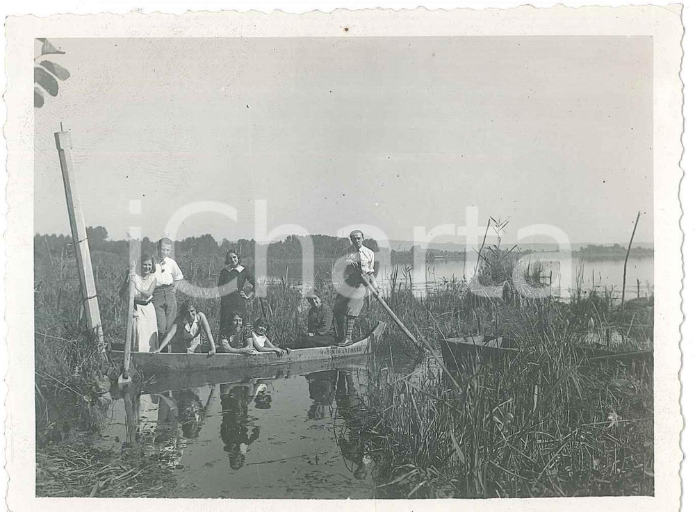 1931 Lago di CANDIA - CANAVESE - Famiglia in barca - Foto 11x9 cm  Fotografia d'epoca, con didascalia dattiloscritta al verso. GOOD/buono minime piegature angolari Formato: 11x9 cm originale e autentica 1