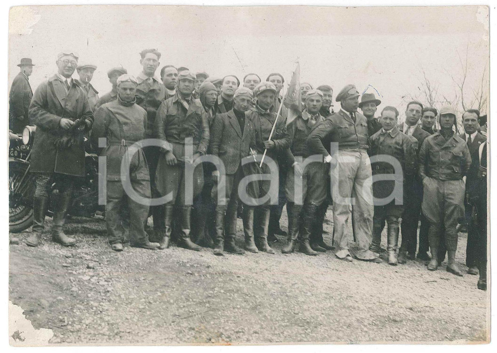 1929 GORIZIA - Monte CALVARIO - Gruppo di aviatori - Foto DANNEGGIATA Fotografia d'epoca, con didascalia manoscritta al verso.FOTOGRAFO: Francesco Cortesia - Gorizia VERY POOR/gravemente danneggiato increspature al lato superiore e abrasioni angolari evidenti Formato: 18x13 cm originale e autentica 1