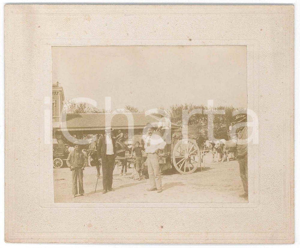 1900 ca LOMBARDIA (?) Piazzale con carri e botti - Foto ANIMATA 16x14 cm Fotografia d'epoca, su cartoncino rigido. GOOD/buono  Formato: 16x14 cm originale e autentica 1