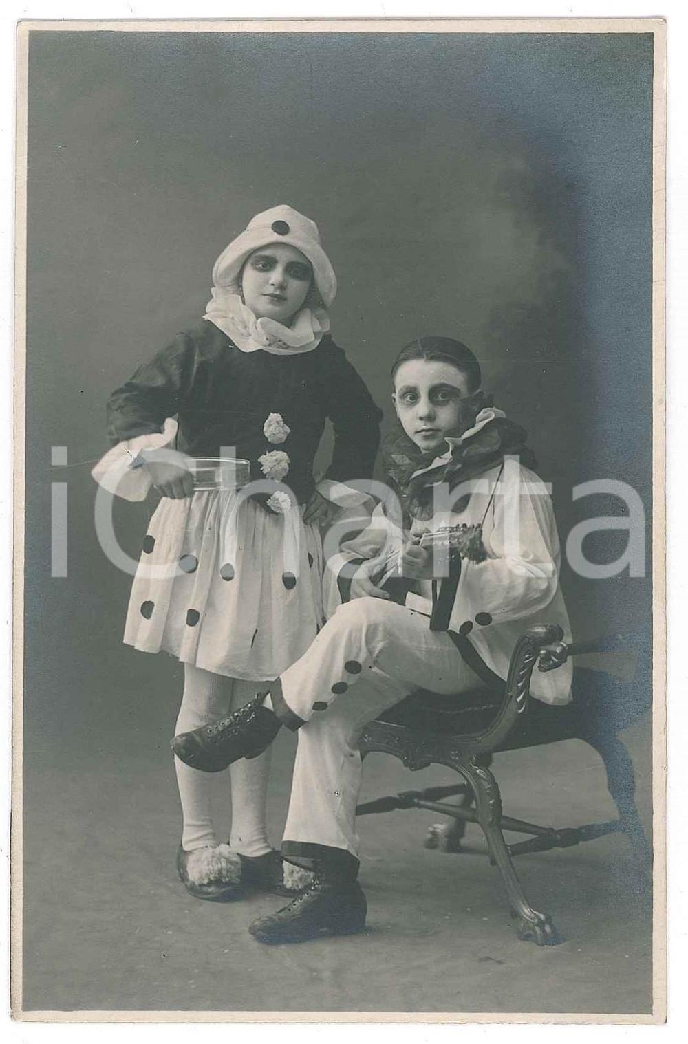 1920 ca MILANO - CARNEVALE Bambini in costume da pagliacci - Foto G. FARABOLA  Fotografia d'epoca in formato cartolina postale.FOTOGRAFIA: G. Farabola - Milano, Corso Ticinese 87 GOOD/buono  Formato: 8x13 cm originale e autentica 1