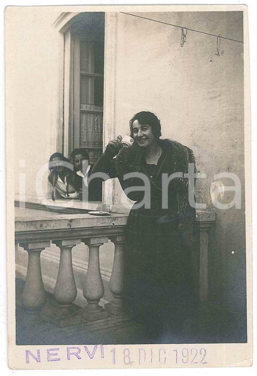 1922 GENOVA NERVI Donna in pelliccia beve caffè - Fotografia 7x11 cm Fotografia d'epoca. GOOD/buono  Formato: 7x11 cm originale e autentica 1