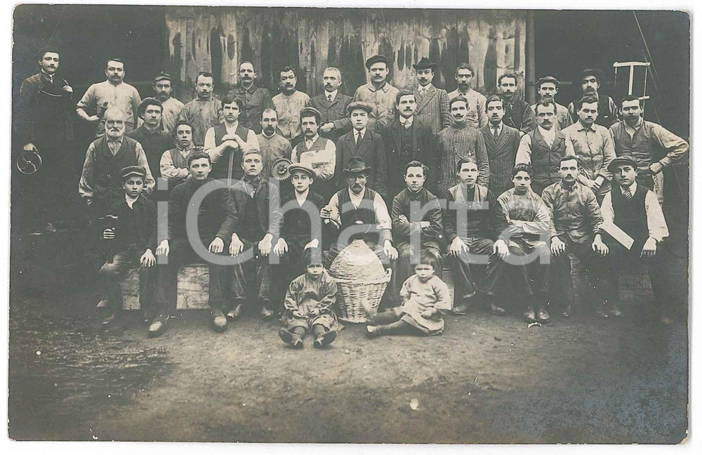 1910 ca Area di LODI - Gruppo di operai con bambini - Foto G. PERLA 14x9 cm  Fotografia d'epoca, in formato cartolina postale. GOOD/buono  Formato: 14x9 cm originale e autentica 1