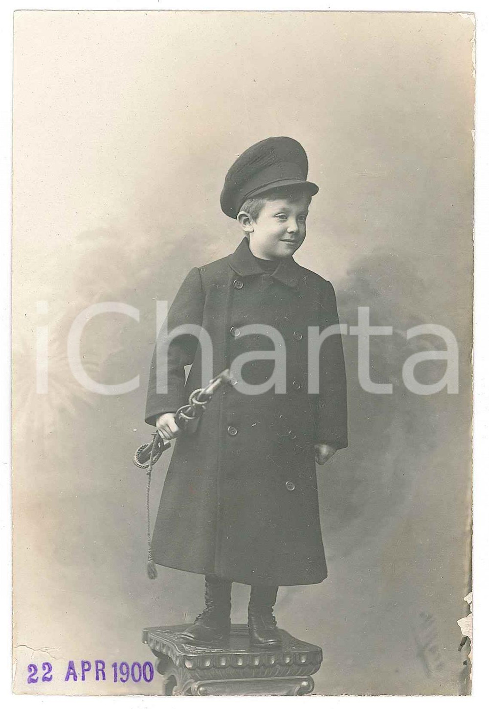 1900 ca COSTUME ITALIA Bambino in abito da cocchiere (1) Foto 9x14 cm  Fotografia d'epoca, con timbro datario al recto. FAIR/discreto lievi increspature superficiali; piccole mancanze di pellicola al lato destro Formato: 9x14 originale e autentica 1