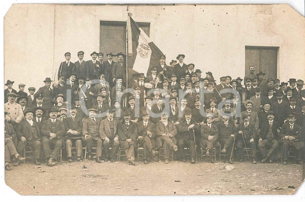 1920 ca RAPALLO Ritratto di gruppo con banda musicale - Foto DIOTALLEVI 14x9 cm  Fotografia d'epoca, in formato cartolina postale.Timbro del fotografo al verso. FAIR/discreto angoli ritagliati, probabilmente per l'inserimento in un album Formato: 14x9 cm originale e autentica 1