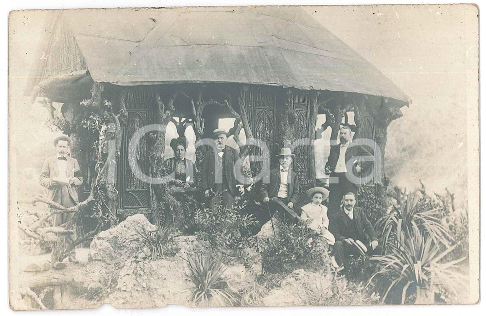 1910 ca COSTUME ITALIA Ritratto di famiglia in gazebo scolpito - Foto 14x9 cm  Fotografia d'epoca, in formato cartolina postale. FAIR/discreto lievi difetti di stampa; piccole mancanze al lato inferiore Formato: 14x9 cm originale e autentica 1