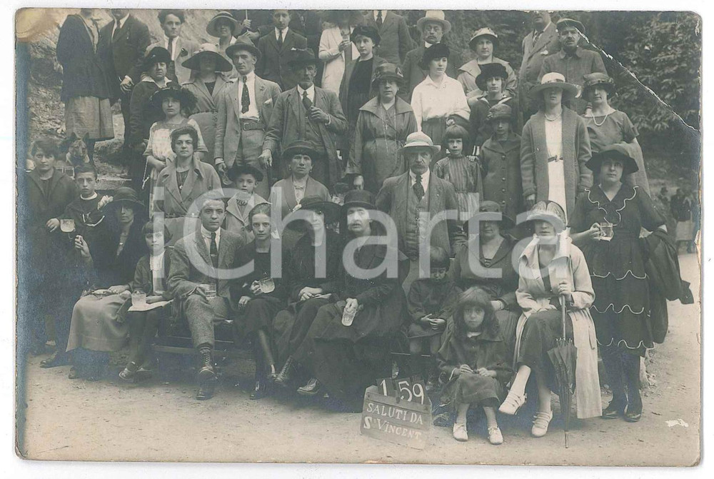 1910 ca SAINT-VINCENT Gruppo di escursionisti - Foto SERIS DANNEGGIATA Fotografia d'epoca, in formato cartolina postale. POOR/danneggiato ampia piegatura angolare; alone angolare Formato: 14x9 cm originale e autentica 1