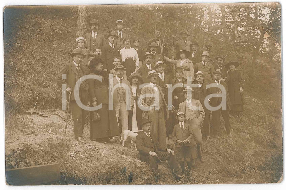 1910 ca SAINT-VINCENT (AO) Gruppo di escursionisti - Ritratto - Foto cartolina Fotografia d'epoca, in formato cartolina postale. FAIR/discreto smussature angolari; vasto alone Formato: 14x9 cm originale e autentica 1