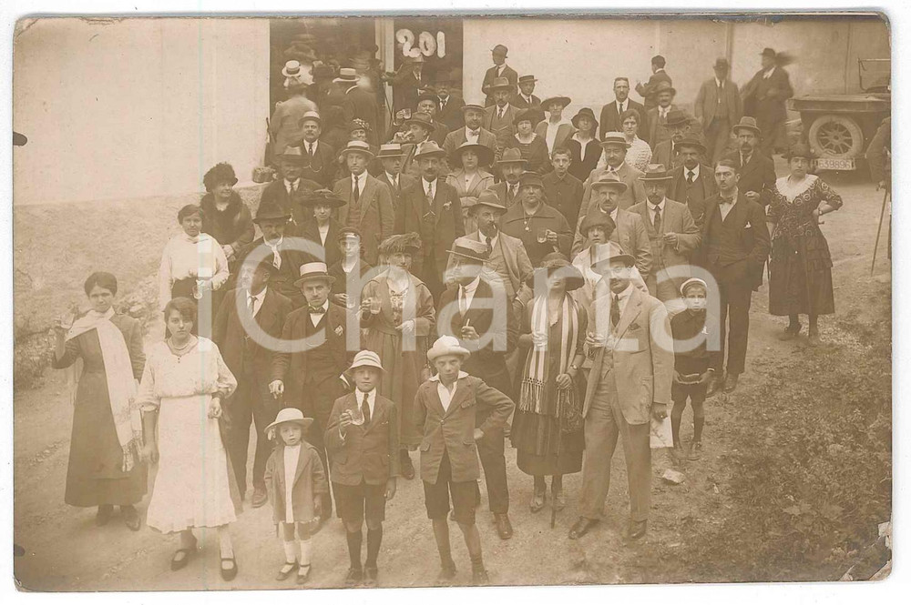 1910 ca NORD ITALIA - TERME - Ritratto di gruppo presso stabilimento - Foto Fotografia d'epoca, in formato cartolina postale. FAIR/discreto piegature angolari e lievi sbrecciature Formato: 14x9 cm originale e autentica 1
