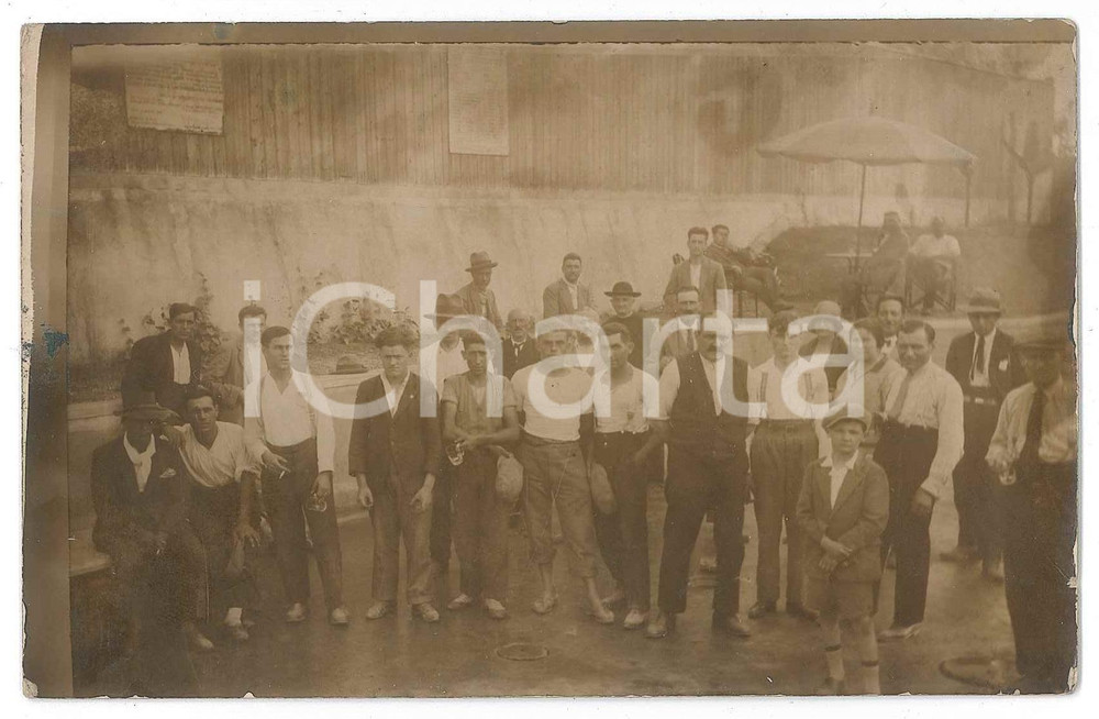 1910 ca NORD ITALIA - Lavoratori di un'impresa - Ritratto di gruppo - Foto Fotografia d'epoca, in formato cartolina postale. FAIR/discreto piccole sbrecciature marginali; residuo cartaceo al lato sinistro Formato: 14x9 cm originale e autentica 1