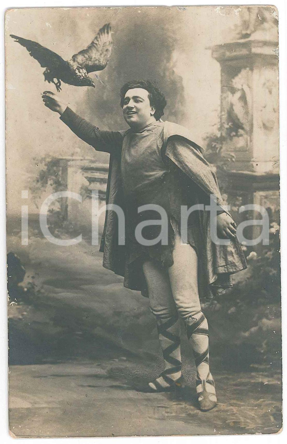 1910 ca ITALIA OPERA Tenore con falcone - Foto BONANSEA MONDOVI' 9x14 cm  Fotografia d'epoca, in formato cartolina postale. GOOD/buono minime abrasioni e difetti di stampa Formato: 9x14 cm originale e autentica 1