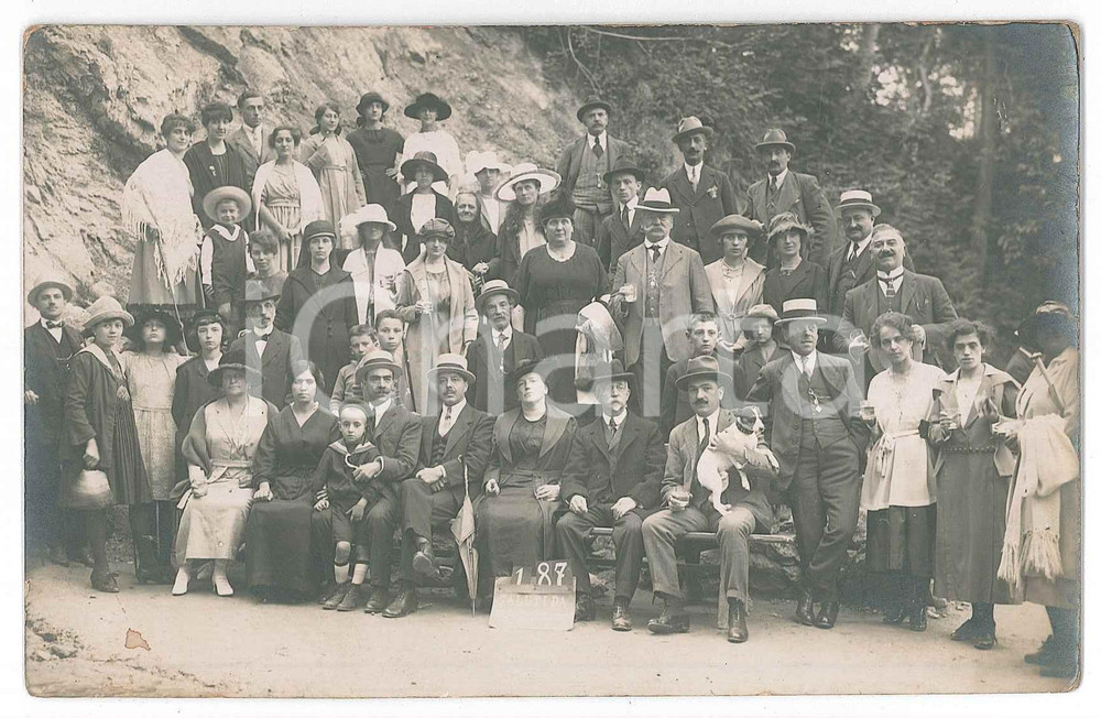 1910 ca SAINT-VINCENT Gruppo di escursionisti - Ritratto *Foto cartolina Fotografia d'epoca, in formato cartolina postale. FAIR/discreto piccola macchia al lato inferiore Formato: 14x9 cm originale e autentica 1