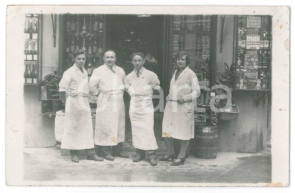 1930 ca FRANCE Famille devant son épicerie - Photo VINTAGE 14x9 cm  Fotografia d'epoca, in formato cartolina postale. FAIR/discreto lievi piegature angolari e macchie al recto; residui cartacei al verso Formato: 14x9 cm originale e autentica 1